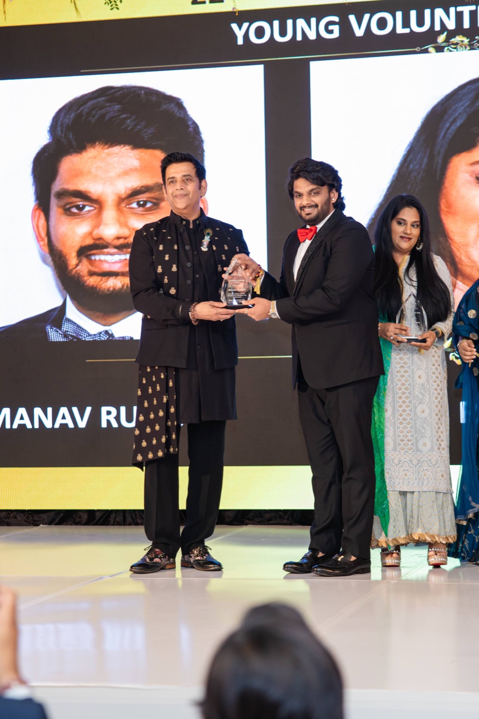 Manav receiving his Young Volunteer Award