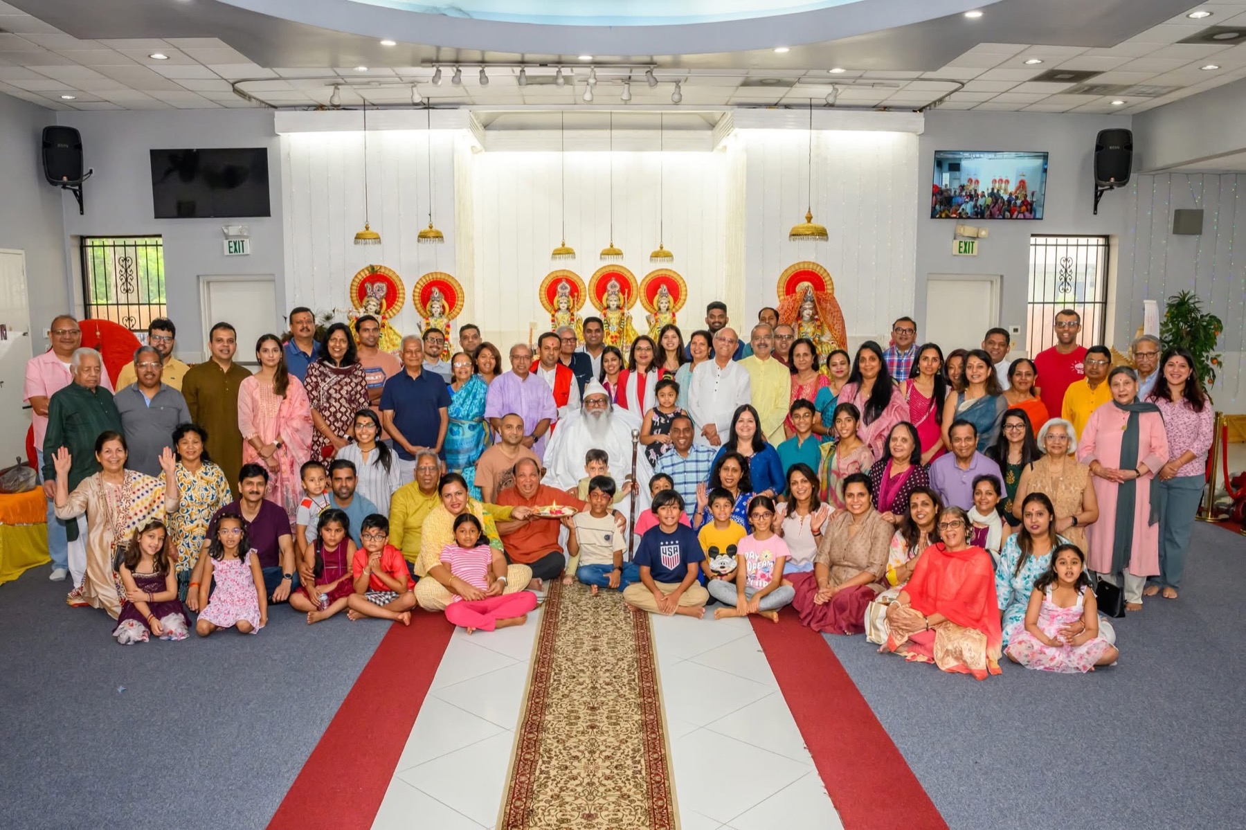 A community group portrait with Saddguru Shri Dayal after satsang