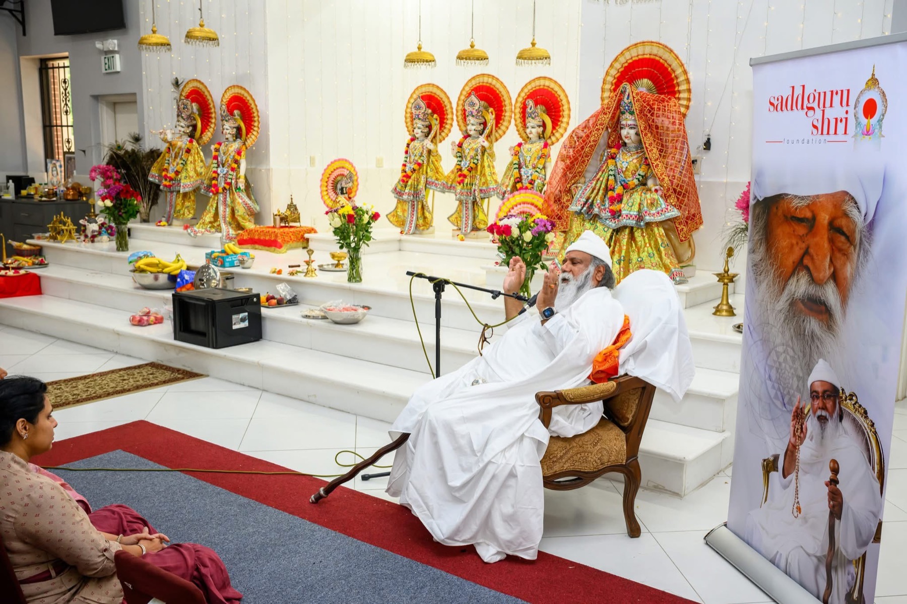 Saddguru Shri Dayal addressing a satsang gathering